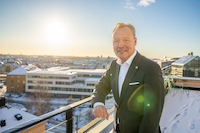 Prorektor på balkong en molnfri vinterdag.